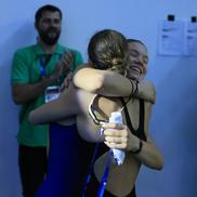 Daria Silișteanu și Aissia Prisecariu la finalul cursei de 100 m spate FOTO Cristi Preda