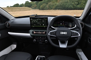 Britanicii au dat verdictul despre noua Dacia Spring: „Surprinzător de competentă” » Ce i-a impresionat și la ce capitol e „groaznică”