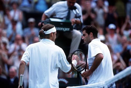 Roger Federer și Pete Sampras în 2001 al Wimbleodn, atunci când elvețianul l-a învins pentru prima oară pe american FOTO Guliver/GettyImages