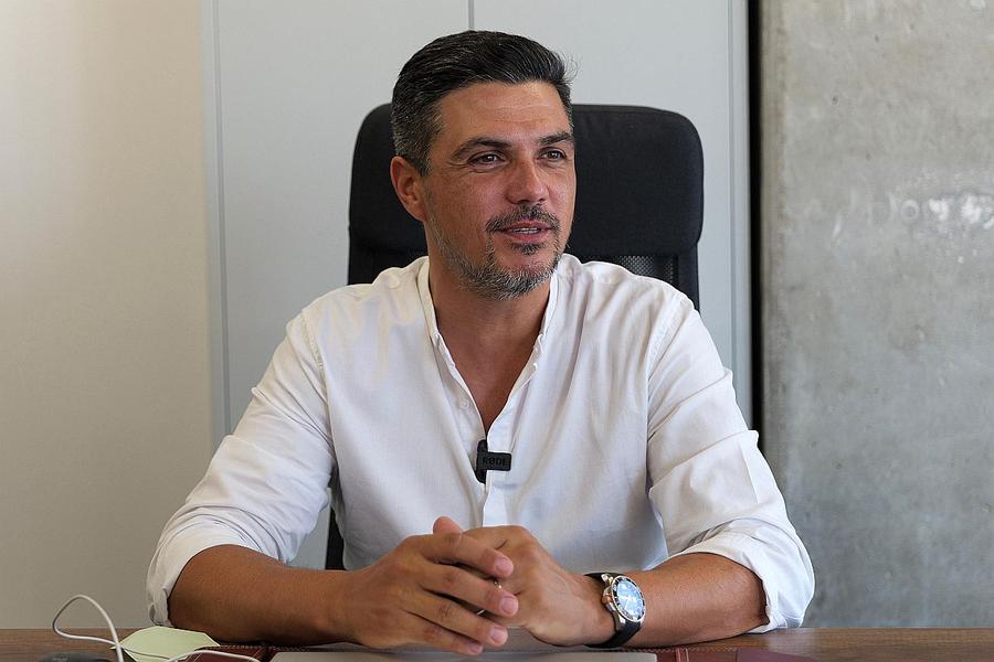 Vlad Andronescu (foto) a răspuns la întrebarea aflată pe buzele microbiștilor români: da, vor putea asista la meciurile lui Hapoel Beer Sheva în grupele europene! Vor putea intra românii în Giulești la meciurile din grupa de UCL ale lui Hapoel? Iată răspunsul israelienilor!
