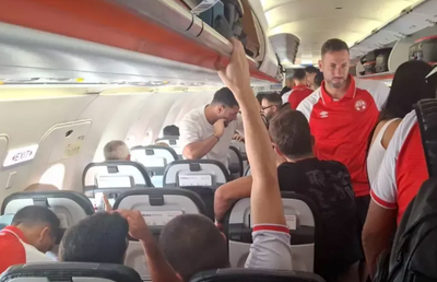 Israelienii, blocați pe aeroport în București, după duelul din Giulești