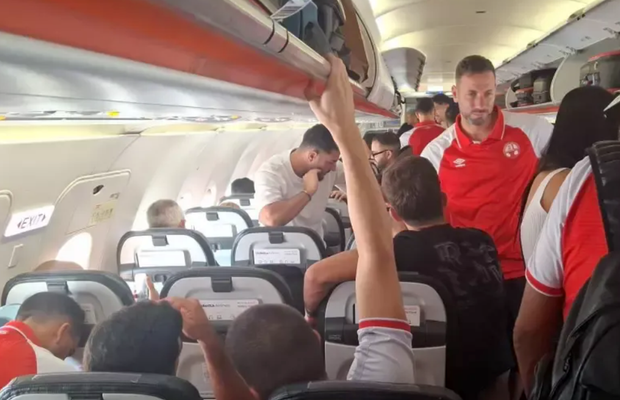 Israelienii, blocați pe aeroport în București, după duelul din Giulești
