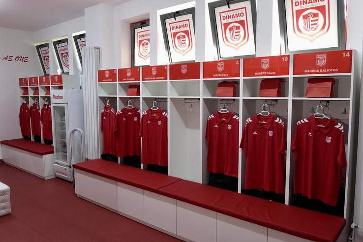 Jucătorii echipei de volei de la CS Dinamo beneficiază de vestiare noi la  Sala Dinamo. Foto: Andrei Furnigă (GSP.RO)