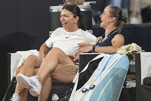 Simona Halep, aici alături de Elina Svitolina la meciul de retragere din tenis / foto: Imago Images