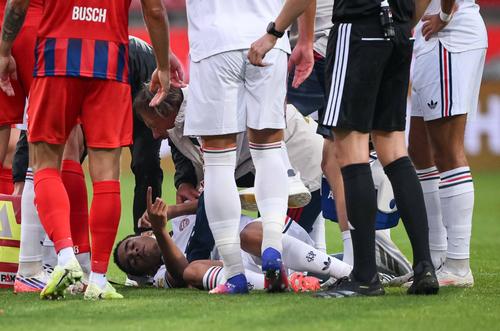 Jamal Musiala, căzut la pământ după ce și-a pierdut conștiența / Foto: Imago