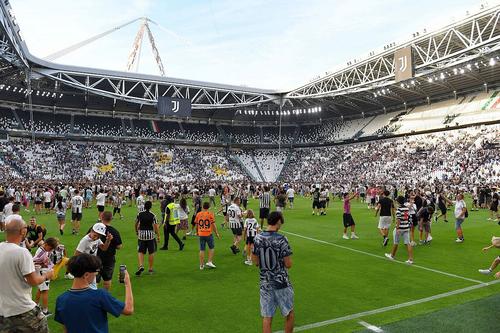 Suporterii lui Juventus au invadat terenul/ Foto: Imago