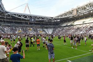 Incident incredibil în Italia! Jucătorul lui Juventus riscă să rateze debutul în Serie A după ce terenul a fost invadat și a fost lovit de un suporter