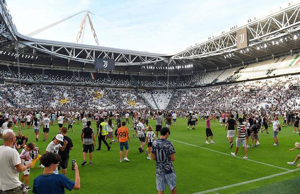 Jucătorul lui Juventus riscă să rateze debutul în Serie A: lovit de un suporter intrat pe teren