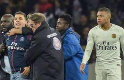 VIDEO Sancțiuni dure pentru fanul lui PSG care a intrat pe teren pentru un selfie cu Mbappe