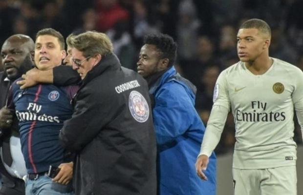 VIDEO Sancțiuni dure pentru fanul lui PSG care a intrat pe teren pentru un selfie cu Mbappe