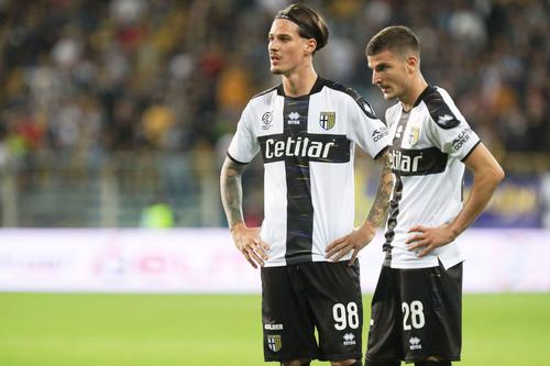 Valentin Mihăilă și Dennis Man, în Parma - Cremonese 1-2 // foto: Imago