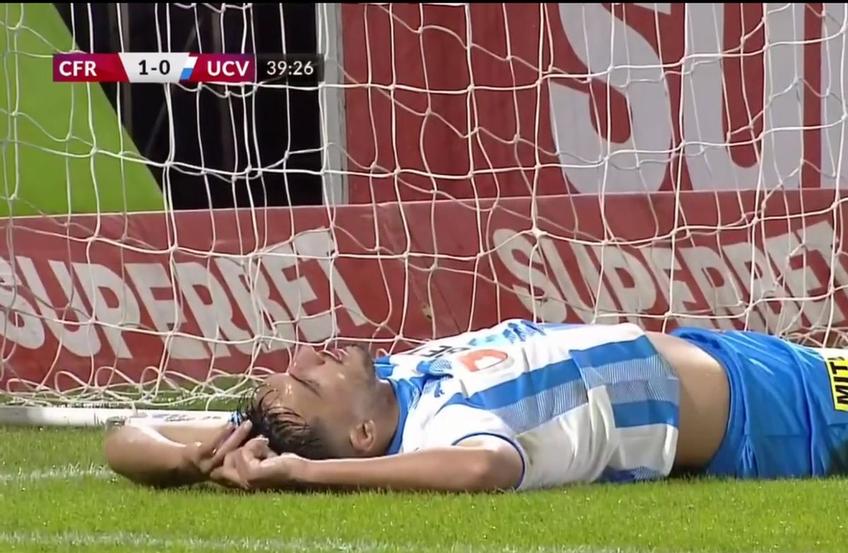 În minutul 40 al disputei dintre CFR Cluj și CS Universitatea Craiova, la scorul de 1-0 pentru „feroviari”, Andrei Ivan a fost protagonistul unui moment amuzant.