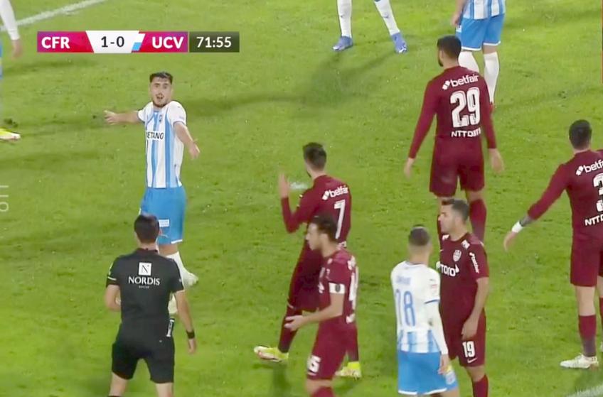 CFR Cluj ar fi trebuie să beneficieze de un penalty în minutul 72 al disputei cu CS Universitatea Craiova, la scorul de 1-0, pentru un fault comis de Nicușor Bancu asupra lui Cristi Manea.