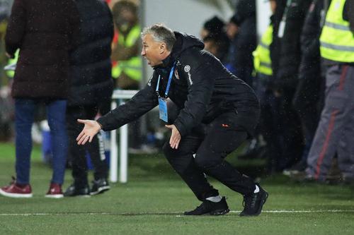 CFR Cluj a învins-o pe CS Universitatea Craiova, scor 1-0, în ultimul meci al rundei #9 din Liga 1. Dan Petrescu, antrenorul „feroviarilor”, l-a criticat la final pe „centralul” Bîrsan.