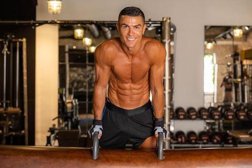 Cristiano Ronaldo (37 de ani) este fotbalistul cu cea mai mare influență pe rețelele de socializare. Fiecare postare a portughezului generează un venit mediu de 3,5 milioane de dolari.