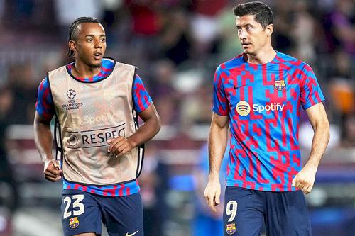 Jules Kounde, în stânga, alături de Robert Lewandowski // foto: Guliver/gettyimages