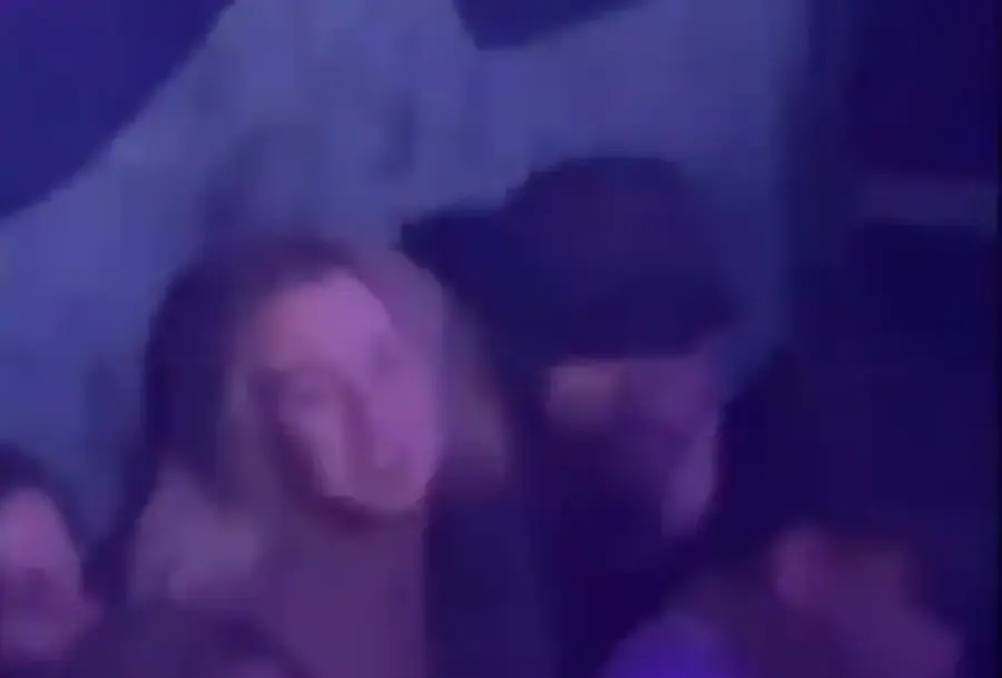 Neymar, surprins petrecând în club Iubita însărcinată a lui Neymar, devastată după ce fotbalistul a fost surprins în club cu două fete