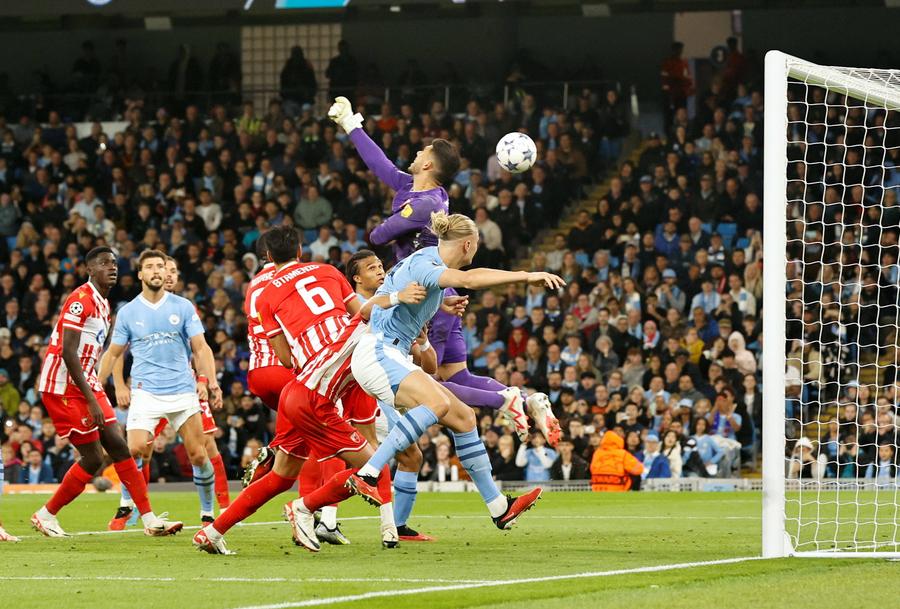 Omri Glazer a gafat la golul doi al lui Manchester City, boxând pe lângă minge. Foto: Imago Images Erou și gafeur! Portarul Israelului a intrat în istoria Ligii Campionilor! » Dar a și greșit uluitor la un gol în Manchester City - Steaua Roșie