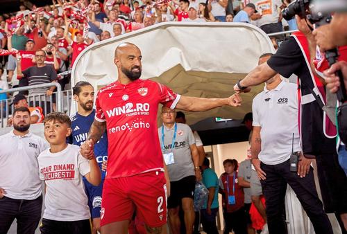 Partida dintre Dinamo și campioana României, Farul Constanța, din runda cu numărul 10 a Superligii se va disputa pe stadionul „Arcul de Triumf”. Anunțul a fost făcut de trupa din „Ștefan cel Mare”.