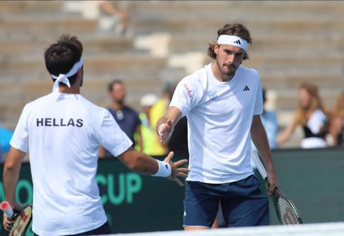 Stefanos și Petros Tsitsipas în meciul de dublu al întâlnirii cu Slovacia FOTO Imago Images