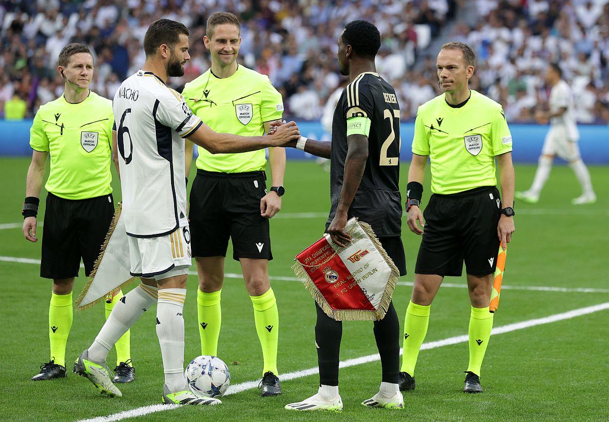 Ilie Dumitrescu dă de pământ cu Manchester United: „Are o exprimare de echipă mică!”