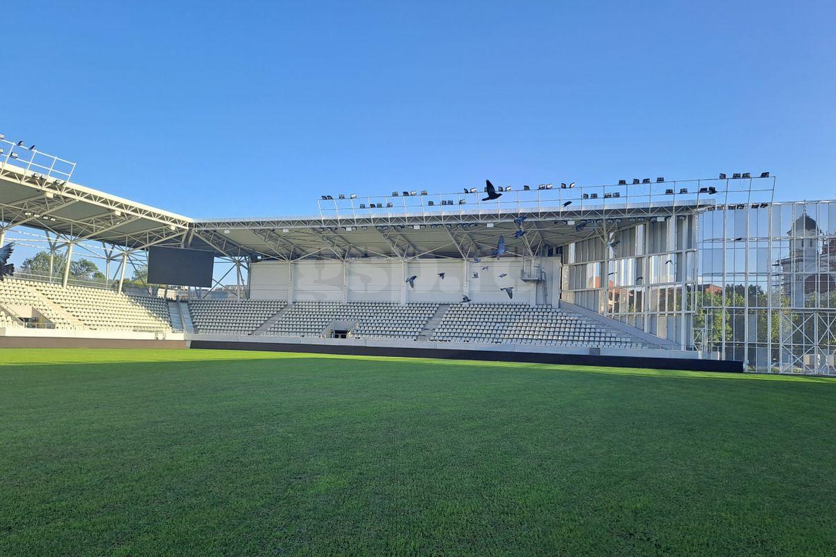 Reporterii GSP au inspectat gazonul de pe „Arc” înainte de Dinamo - Farul » Concluzia? Mai bine puneau tăblițe cu avertismentul „Nu călcați iarba!"