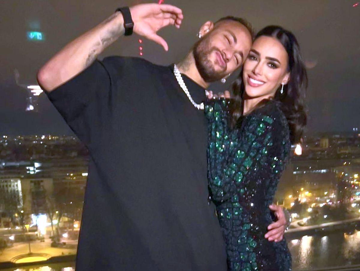 Iubita însărcinată a lui Neymar, devastată după ce fotbalistul a fost surprins în club cu două fete