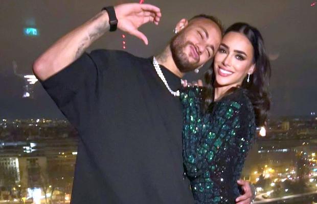Iubita însărcinată a lui Neymar, devastată după ce fotbalistul a fost surprins în club cu două fete