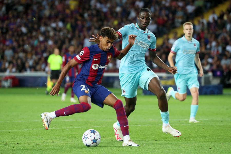 Lamine Yamal, cel mai tânăr debutant în Liga Campionilor din istoria Barcelonei. Foto: Imago Images Barcelona îi face meciurile ușoare! Radu Petrescu, notat de spanioli la fel ca Lewandowski, Gundogan și De Jong: „Mereu bine poziționat, arbitraj preventiv, jocul sub control”