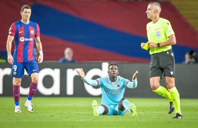 Barcelona îi face meciurile ușoare! Radu Petrescu, notat de spanioli la fel ca Lewandowski, Gundogan și De Jong: „Mereu bine poziționat, arbitraj preventiv, jocul sub control”