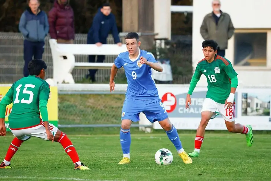 Iustin Doicaru, în acțiune, în meciul România U16 - Mexic U16, de la turneul Montaigu // FOTO: Instagram Giovanni Becali, sunat pentru noua „perlă” a Farului: „Le-am zis că Hagi cere un milion și procente!”