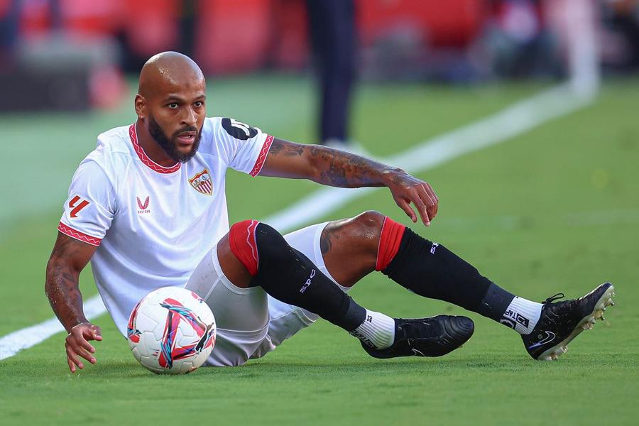 Fundașul brazilian Marcao la pământ. așa cum este FC Sevilla în acest sezon și în plan sportiv, și-n plan financiar / Foto: Imago Deținătoarea recordului de trofee în Europa League are fondul de salarii cu 20% mai mic decât cel al lui CFR Cluj » Cum s-a ajuns la această situație