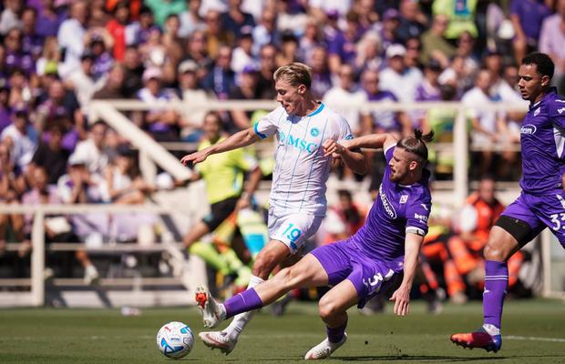 Notele italienilor pentru Radu Drăgușin în Fiorentina - Napoli: „Un gigant, prestație fantastică” vs „Amețit în careu”