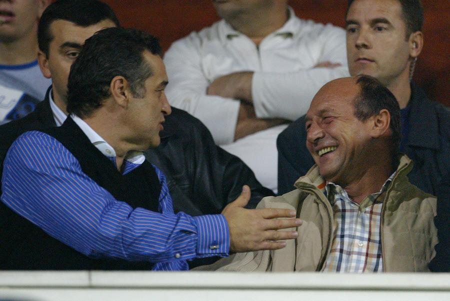Gigi Becali și Traian Băsescu, în 2005 FOTO: Gazeta Sporturilor Gigi Becali și-a dat seama că e depășit. Ce ar putea face de acum încolo