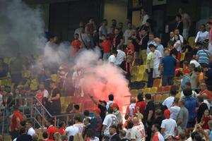 Scene scandaloase în Dinamo - Farul! Torțe aruncate direct în mijlocul fanilor: femeile și copiii au intrat în panică