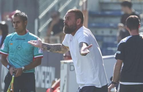 Daniele De Rossi o antrenează pe Genoa din noiembrie trecut și are contract cu Genoa până pe 30 iunie 2027