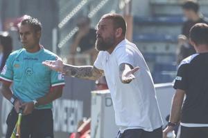 Revoltă contra echipei lui Dan Șucu! » De Rossi, lovit de un obiect aruncat de fani: „Îmi asum responsabilitatea”