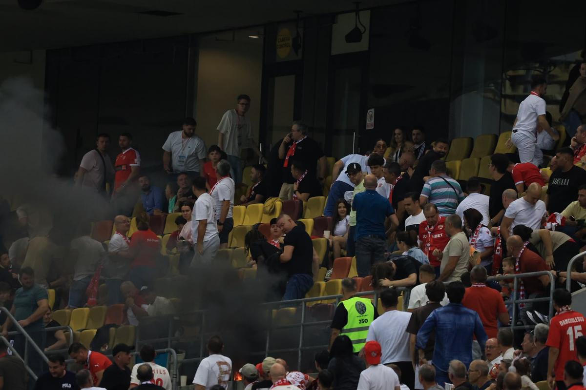 Fanii Farului au aruncat cu torțe în suporterii lui Dinamo