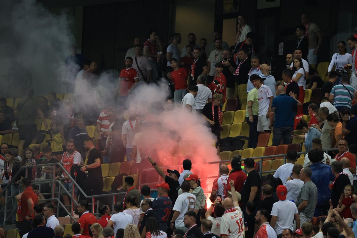 Fanii Farului au aruncat cu torțe în suporterii lui Dinamo
