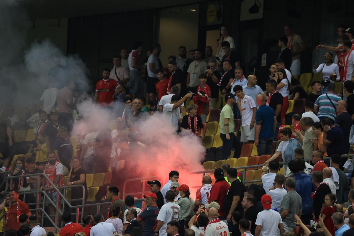 Incidente scandaloase în Dinamo - Farul, provocate de constănțeni: la un pas de o tragedie