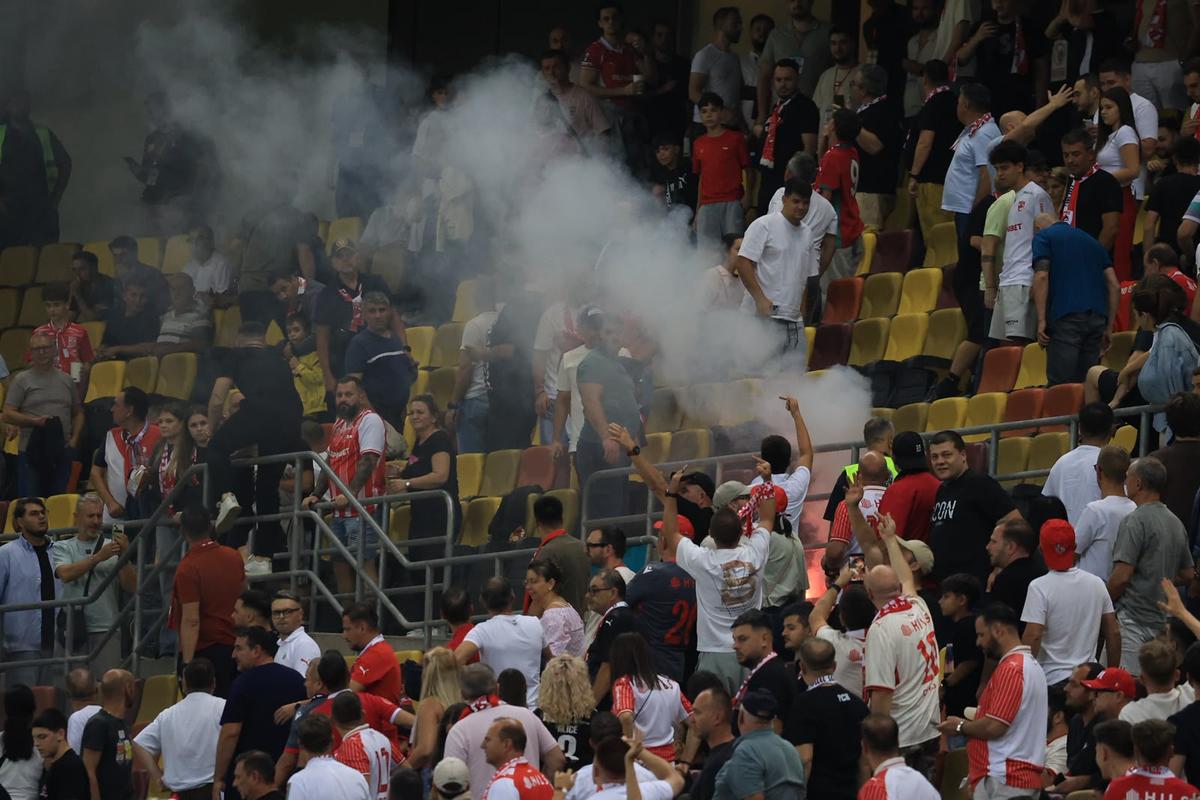 Incidente scandaloase în Dinamo - Farul, provocate de constănțeni: la un pas de o tragedie
