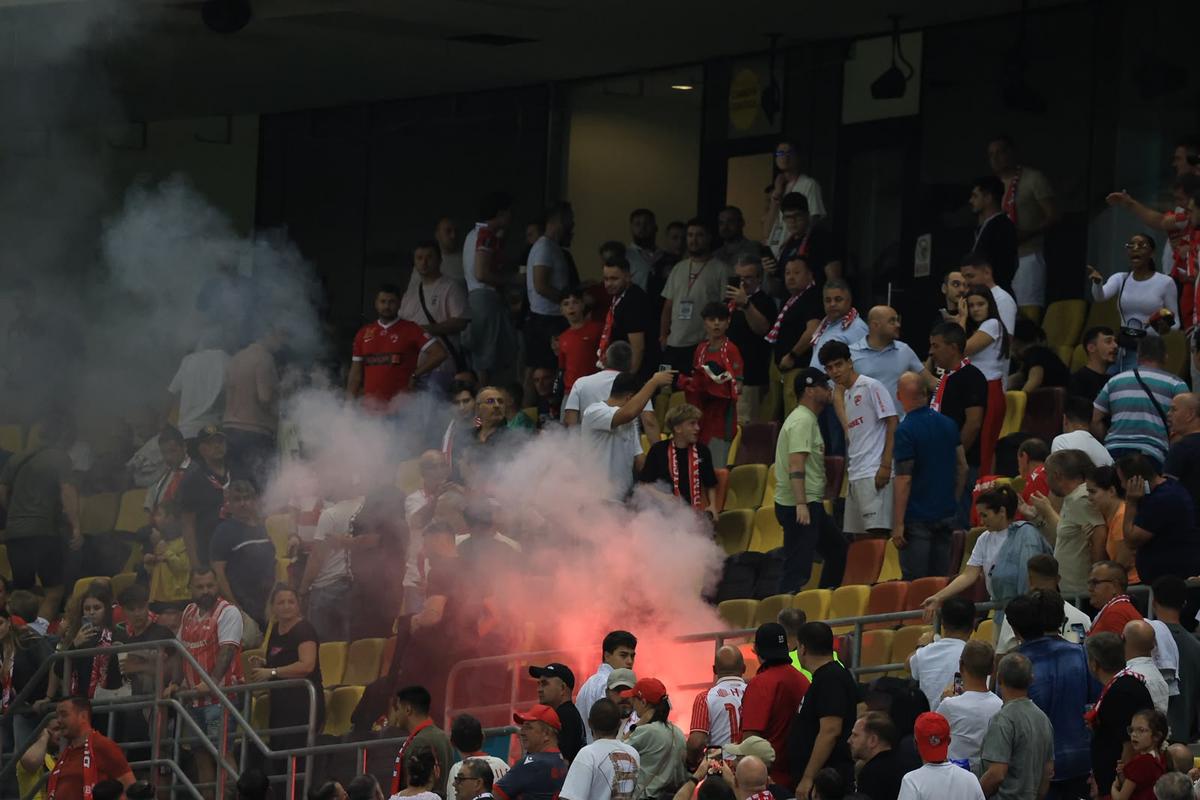 Incidente scandaloase în Dinamo - Farul, provocate de constănțeni: la un pas de o tragedie