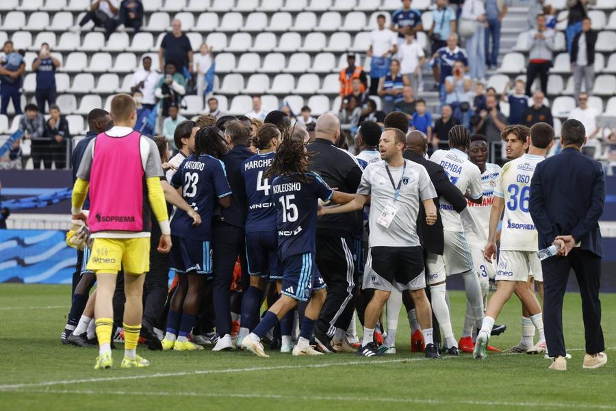 Încăierarea iscată de gesturile provocatoare ale antrenorului lui Paris FC, Liam Rosenior / Foto: Imago Fostul antrenor al lui Chelsea, scandal-monstru cu fanii lui Strasbourg » „Mi-au jignit familia”