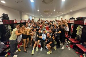 „Brațe de campioni!” » Nicolescu și Tarbă s-au încordat la cameră, în vestiar, după 4-0 cu Farul