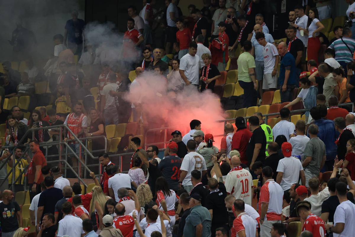 Fanii Farului au aruncat cu torțe în suporterii lui Dinamo
