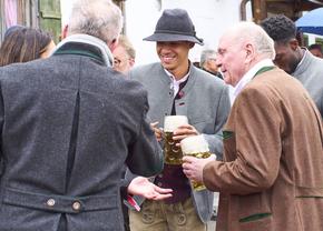 Toată lumea bea bere, dar Musiala face afaceri cu „un bol sănătos” la Oktoberfest