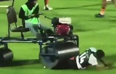 Scenă de groază: fotbalist călcat de o mașină de întreținere a gazonului! Atenție, imagini dure!