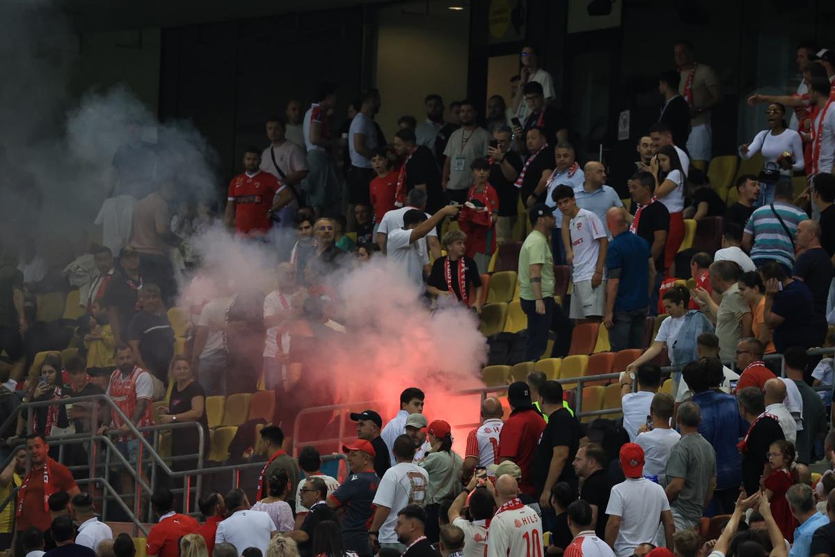 Incidente scandaloase în Dinamo - Farul, provocate de constănțeni: la un pas de o tragedie