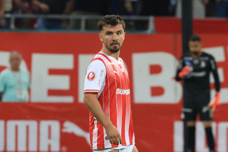 Armstrong, în repriza secundă, după altercația cu Alibec Bătaie pe tunel, la Dinamo - Farul! » Alibec i-a aplicat un cap în figură lui Armstrong și a fost eliminat!