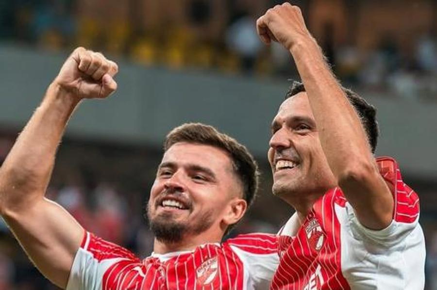 Georgi Milanov celebrând un gol alături de Danny Armstrong Surpriză pentru „câinii roșii”, diseară, la Dinamo - Farul: „N-au apucat să-și ia rămăs-bun, așa că-i puteți revedea la meci!”